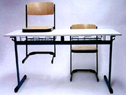 Kufentisch mit Kunststofftrittschutz Modell 1015K zweisitzig